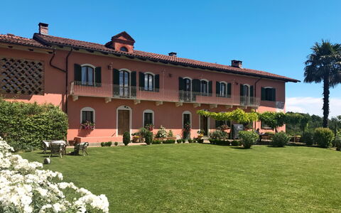 Bric del Vento: Property, Building, Estate, House, Home, Mansion, Real Estate, Villa, Architecture, Grass