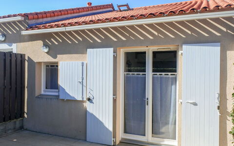 Rivages D'Olonne: Property, Sky, Blue, Shade, Door, Wood, Roof, Facade, Composite Material