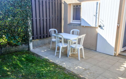 Rivages D'Olonne: Property, House, Real Estate, Building, Home, Backyard, Patio, Yard, Residential Area, Room