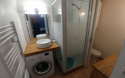 Rivages D'Olonne: Laundry Room, Building, Property, Bathroom Cabinet, Washing Machine, Bathroom, Sink, Bathroom Sink, Clothes Dryer