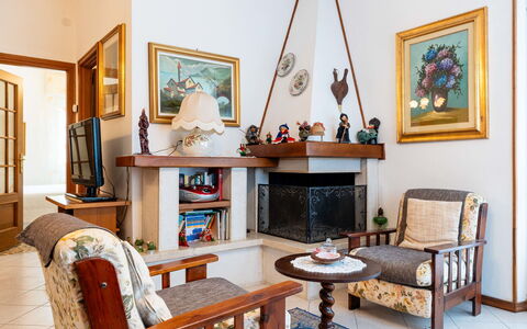 Gialla: Furniture, Interior Design, Wood, Flooring, Picture Frame, Room, Lighting, Living Room, Chair, Ceiling