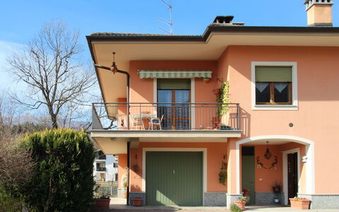 Casa dei Fiori: Plant, Sky, Building, Window, Door, House, Architecture, Neighbourhood, Residential Area
