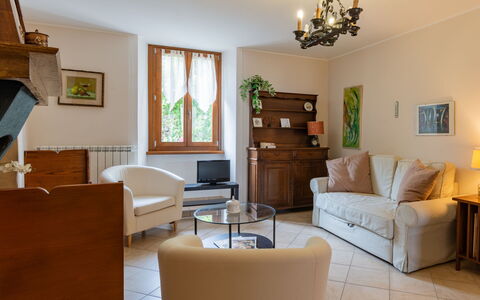 Della Nonna: Brown, Picture Frame, Furniture, Couch, Building, Wood, Comfort, Lighting, Table, Interior Design