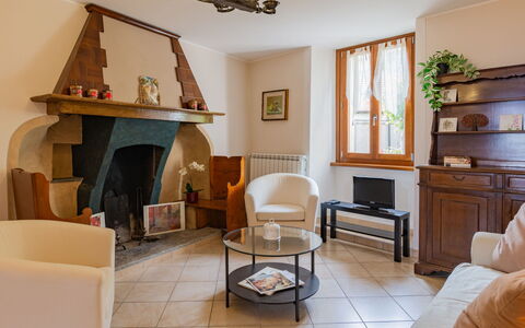 Della Nonna: Brown, Property, Furniture, Wood, Couch, Interior Design, Lighting, Comfort, Houseplant, Living Room