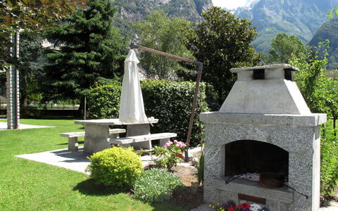 Serena (Lmz180): Yard, Grass, Landscape, Landscaping, Garden, Memorial, House, Headstone, Shrub, Cemetery