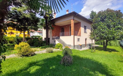 Giardino: Plant, Sky, Cloud, Building, Leaf, Tree, Window, Land Lot, Grass, House