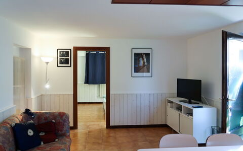 Giardino: Room, Living Room, Furniture, Property, Building, Interior Design, Floor, House, Ceiling, Wall