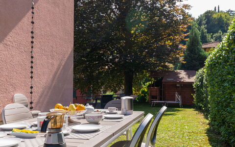 Vittoria: Property, Yellow, Wall, House, Table, Grass, Real Estate, Garden, Tree, Home
