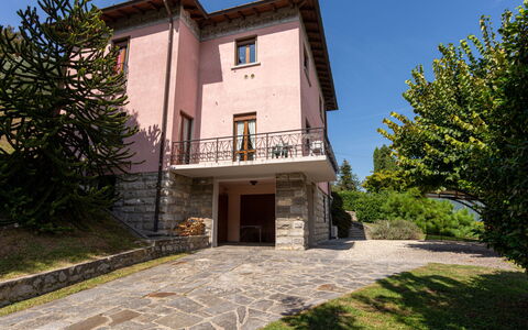 Vittoria: Plant, Sky, Building, Window, Tree, House, Land Lot, Cottage, Residential Area, Stairs