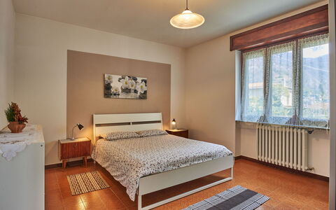 Simoni (Gla107): Property, Furniture, Building, Comfort, Window, Wood, Textile, Interior Design, Lighting, Bed Frame