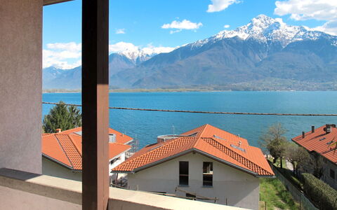 Gera Lario 679: Sky, Property, Mountain, House, Azure, Real Estate, Room, Window, Mountain Range, Vacation