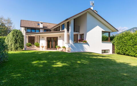 Candida: Plant, Sky, Building, Window, Tree, House, Door, Land Lot, Grass