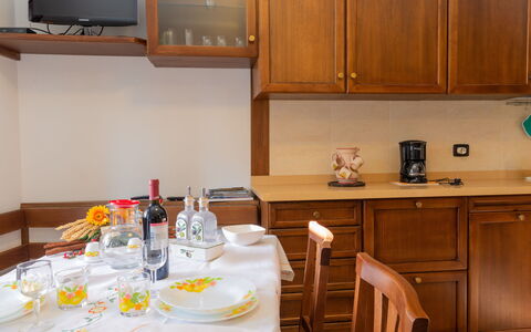 Rosa (Vna205): Table, Tableware, Cabinetry, Property, Furniture, Bottle, Countertop, Dishware, Food, Chair