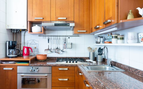 Stefania (Vna370): Countertop, Cabinetry, Property, Kitchen Stove, Kitchen, Kitchen Appliance, Sink, Wood, Kitchen Sink, Lighting