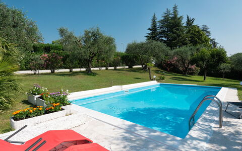 Incantevole: Swimming Pool, Property, Leisure, House, Vacation, Home, Real Estate, Sunlounger, Backyard, Grass
