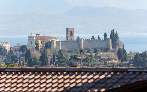 Incantevole: Roof, Skyline, City, Metropolitan Area, Urban Area, Sky, Landmark, Human Settlement, Town, Cityscape