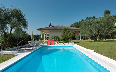 Incantevole: Swimming Pool, Property, House, Real Estate, Home, Building, Villa, Estate, Residential Area, Backyard