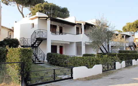 Villa Fausta: Sky, Plant, Window, Building, Tree, Urban Design, Neighbourhood, Residential Area, Facade, Real Estate