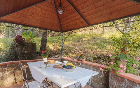 Grande Quercia: Table, Plant, Furniture, Property, Building, Flowerpot, Outdoor Table, Chair, Shade, Outdoor Furniture
