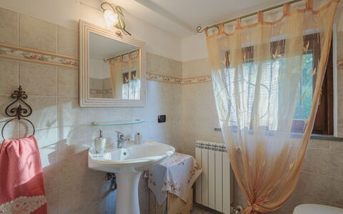Grande Quercia: Mirror, Plumbing Fixture, Tap, Property, Sink, Bathroom Sink, Bathroom, Bathroom Cabinet, Wood, Interior Design