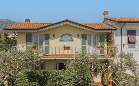 Giuliana: Sky, Plant, Building, Window, Property, House, Land Lot, Tree, Neighbourhood