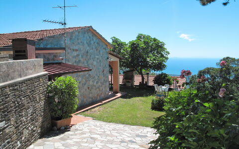 Le Ortensie: Property, House, Wall, Building, Town, Sky, Real Estate, Tree, Vacation, Village