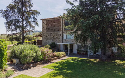 Rustico dei Canali: Plant, Sky, Building, Tree, Cloud, Land Lot, Natural Landscape, Cottage, Grass, Window