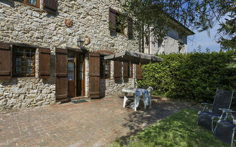 Girasole: Building, Property, Window, Plant, Tree, Cottage, Sky, Residential Area, House, Landscape