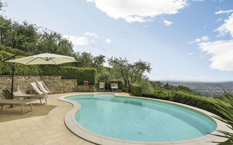 Villa i Cipressi: Water, Cloud, Sky, Water Resources, Property, Swimming Pool, Plant, Azure, Tree, Shade