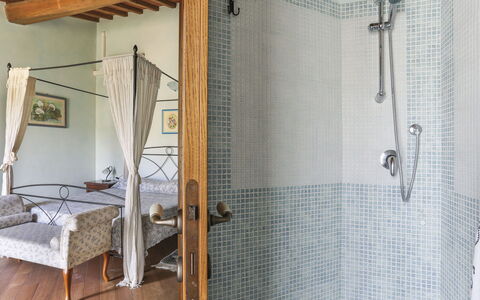 Desideri: Shower Head, Property, Plumbing Fixture, Bathroom, Shower, Shower Panel, Shower Rod, Interior Design, House, Shower Bar