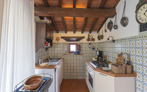 Vignole: Countertop, Cabinetry, Property, Wood, Interior Design, Table, Architecture, Kitchen, Beam, Floor