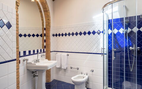 Il Sangiovese: Bathroom, Tile, Property, Room, Blue, Architecture, Toilet, Interior Design, Plumbing Fixture, Building