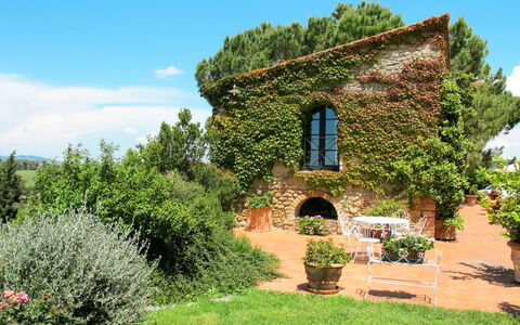 Santa Enerichetta: Property, House, Vegetation, Natural Landscape, Tree, Shrub, Garden, Grass, Rural Area, Botany