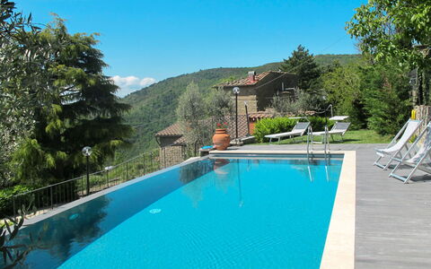Capanna: Water, Sky, Building, Property, Plant, Swimming Pool, Azure, Chair, Tree, Shade
