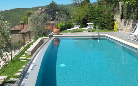Capanna: Water, Plant, Daytime, Sky, Building, Swimming Pool, Tree, Body Of Water, Leisure, Shade