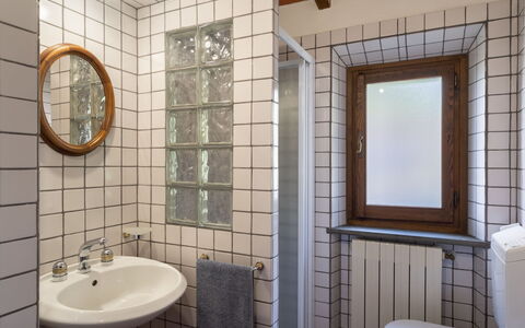 Capanna: Mirror, Tap, Sink, Property, Plumbing Fixture, Bathroom, Bathroom Sink, Interior Design, Lighting, Architecture