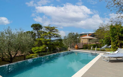 Capanna: Water, Cloud, Sky, Plant, Property, Swimming Pool, Azure, Tree, Body Of Water, Leisure