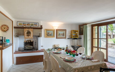 Cadellura: Table, Picture Frame, Furniture, Property, Window, Chair, Wood, Tableware, Interior Design, Living Room