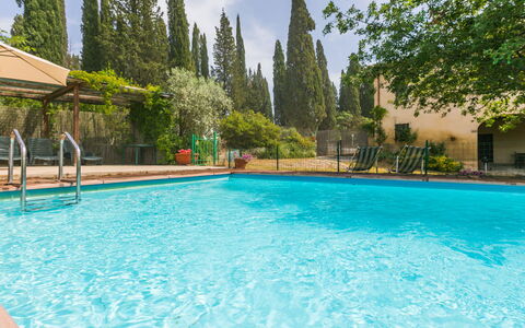 Buca dei Merli: Water, Plant, Sky, Swimming Pool, Azure, Tree, Building, Grass, Leisure, Aqua