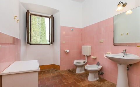 Buca dei Merli: Plumbing Fixture, Toilet Seat, Toilet, Bathroom Sink, Building, Bathroom, Window, Purple, Sink