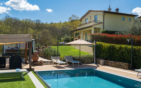Pianelli: Water, Cloud, Plant, Sky, Property, Building, Swimming Pool, Green, Window, Tree