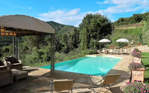 La Felcaia: Property, Swimming Pool, Real Estate, Backyard, House, Patio, Vacation, Home, Building, Residential Area