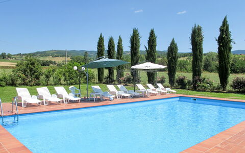 Laura: Water, Sky, Plant, Swimming Pool, Azure, Tree, Shade, Composite Material, Outdoor Furniture, Real Estate