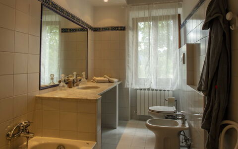 Laura: Mirror, Property, Sink, Plumbing Fixture, Tap, Bathroom Sink, Bathroom, Building, Interior Design, Wood