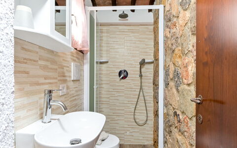 Ricali: Bathroom, Plumbing Fixture, Flooring, Wall, Interior Design, Floor, Toilet, Bathroom Sink, Sink, Toilet Seat
