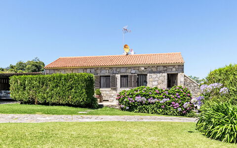 Do Condado: Sky, Plant, Window, Building, Land Lot, Grass, Cottage, Tree, Flower, Natural Landscape
