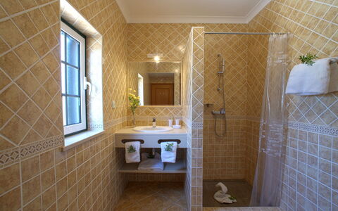 Alto da Rafoia: Mirror, Plumbing Fixture, Tap, Sink, Window, Bathroom, Interior Design, Bathtub, Wood, Bathroom Sink