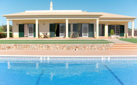 Alto da Rafoia: Water, Sky, Building, Azure, Swimming Pool, Window, Shade, Door, Leisure, House