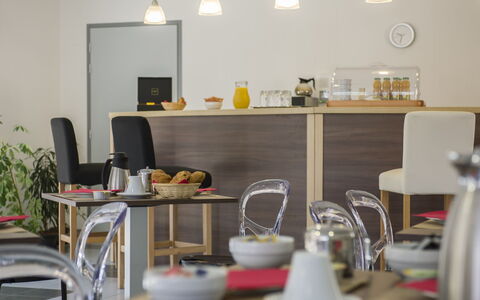 Les Eyzies de Tayac 602: Tableware, Property, Furniture, Kitchen, Chair, Table, Plant, Building, Interior Design, Lighting
