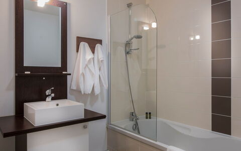 Les Eyzies de Tayac 602: Mirror, Plumbing Fixture, Bathtub, Tap, Property, White, Bathroom, Shower Head, Shower
